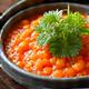 Ein Linsen-Dahl in einer Schüssel mit frischen Kräutern.